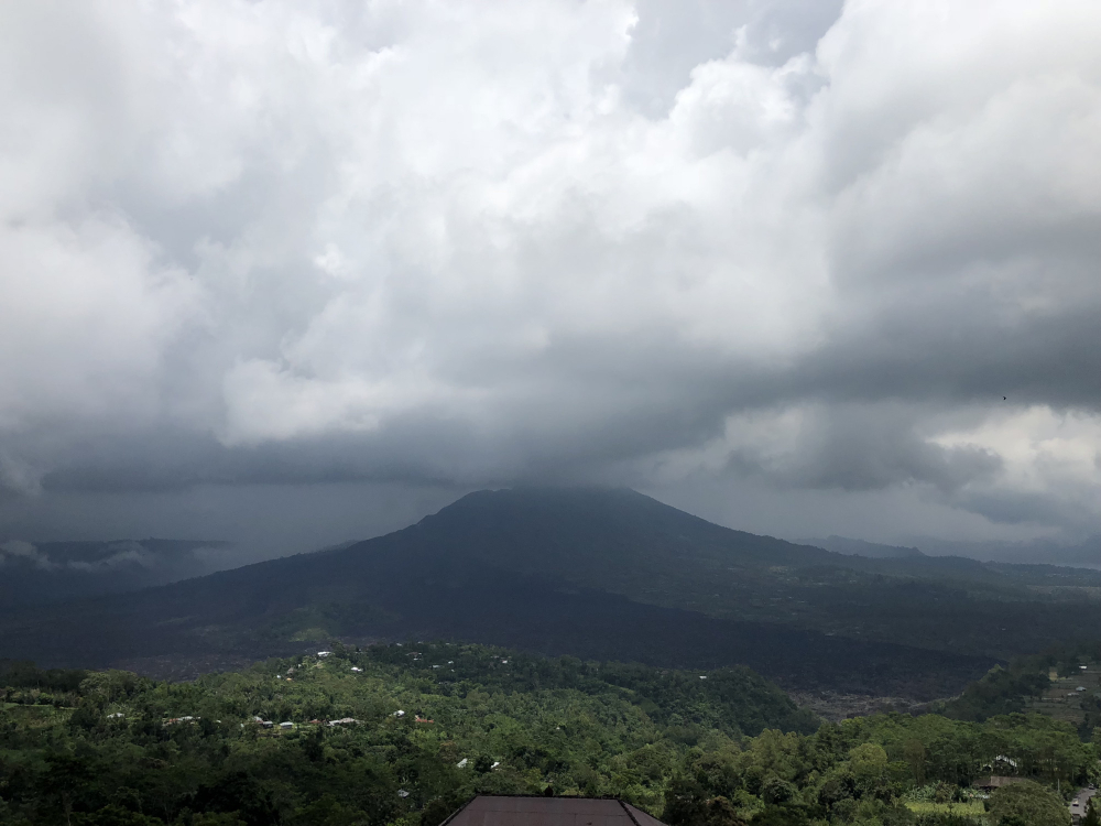 CUACA EKSTREM diperkirakan berlangsung selama beberapa hari ke depan di wilayah Jawa Timur. (Freepik)