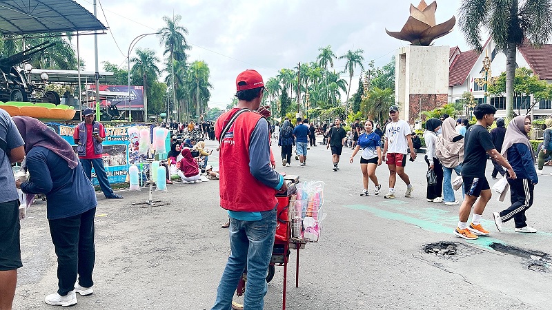 TERTIBKAN LAGI: Beberapa stan PKL depan Museum Brawijaya berdiri di luar garis pembatas kemarin (1/2).
