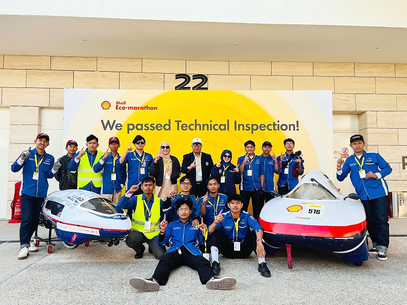 MEMBANGGAKAN: Anggota Semeru Team Universitas Negeri Malang (UM) bersama replika mobil yang mengantarkan menjadi juara satu International Shell Eco-marathon di Qatar, 26 Januari lalu.