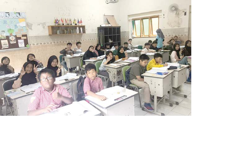 ANTUSIAS: Para siswa bersemangat mengerjakan tryout Tes Potensi Akademik di SMPN 5 Kota Malang bersama Lembaga Bimbingan Belajar (LBB) Genza.