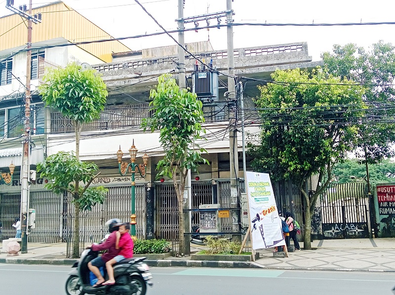 PERLU TANAM KABEL: Pengendara melintasi ruas Jalan Basuki Rahmat, kawasan Kajoetangan yang terdapat kabel semrawut kemarin (1/2).