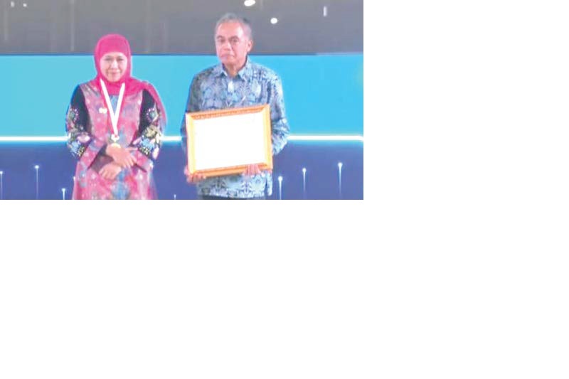 TERBAIK : Gubernur Jatim Khofifah Indah Pawaransa menyerahkan secara langsung penghargaan di ajang Millenial Entrepreneur Award MEA kepada Humas SMANGGI Drs Arief Gunawan.