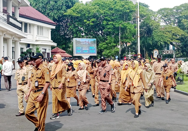 RUTIN: Aparatur Sipil Negara (ASN) Pemkot Malang menuju kantor setelah menjalani apel di halaman balai kota.