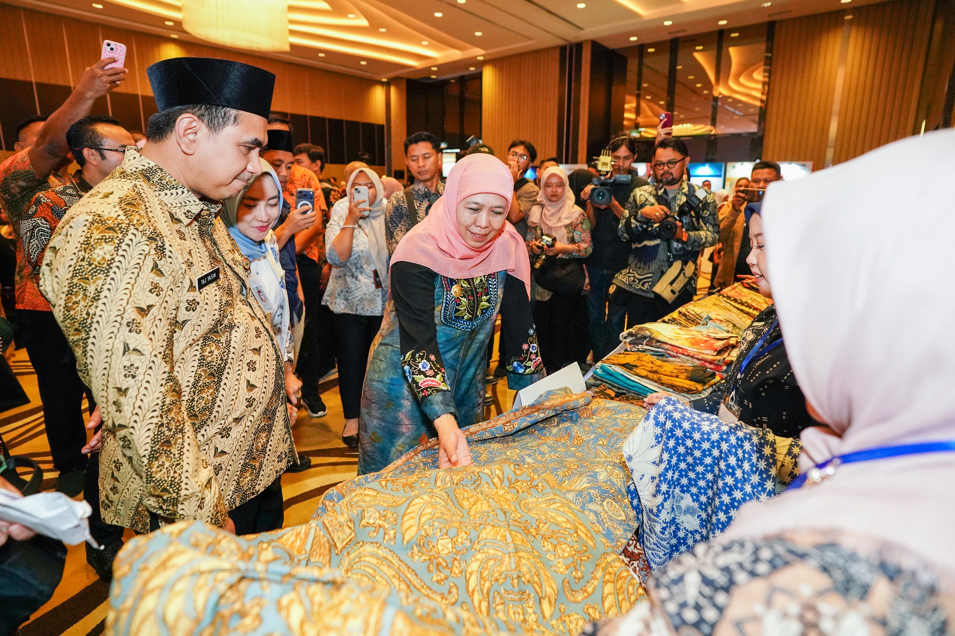Gubernur Jatim Khofifah Indar Parawansa bersama Wagub Jateng Taj Yasin Maimoen berdialog dengan pelaku usaha dalam pameran misi dagang di Semarang, Kamis (29/1). (Biro Adpim Setdaprov Jatim)