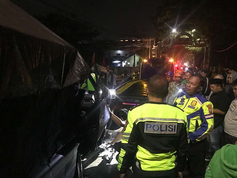 SEMPAT TUTUP BADA N JALAN: Personel Satlantas Polres Malang mengevakuasi pikap L300 yang terlibat kecelakaan di Jalan Raya Mendit Barat, Desa Mangliawan, Kecamatan Pakis, Sabtu malam (31/1).