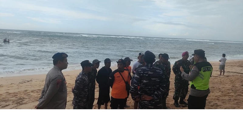 UPAYA PENCARIAN: Kepolisian bersama TNI, SAR, relawan, hingga masyarakat melakukan pencarian Lian Anton yang menghilang di perairan Pantai Balekambang, kemarin.