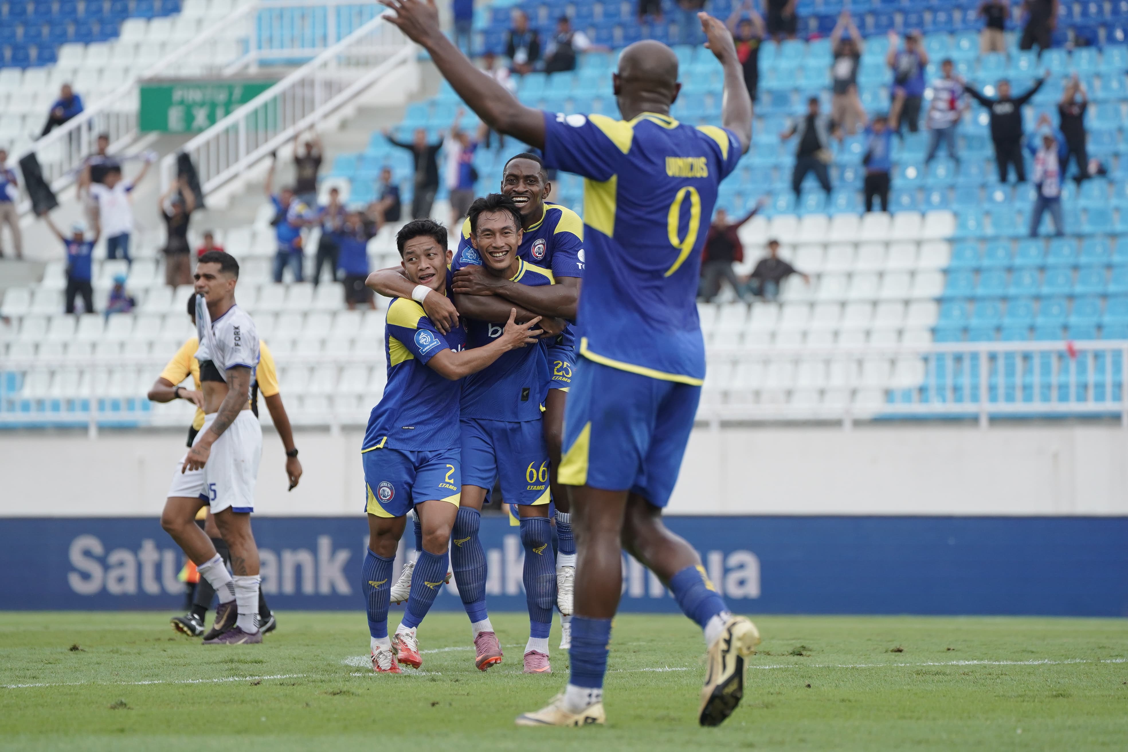 Pemain Arema FC merayakan gol yang dicipta Hansamu Yama ke gawang Persijap Jepara, Senin (2/2). (MO Arema FC)