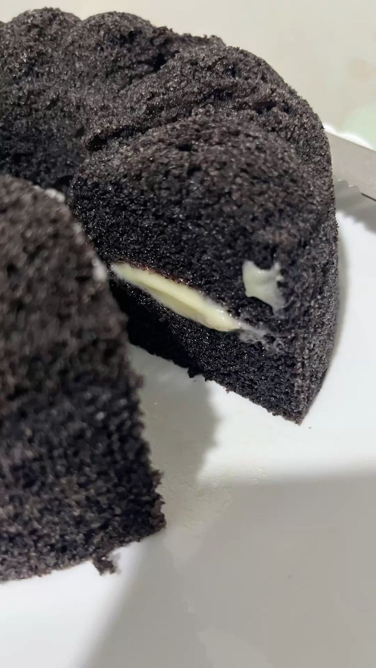 Bolu ketan hitam keju lumer, sajian manis dengan tekstur lembut dan keju lumer yang pas untuk berbuka puasa. (Pinterest @azizahputriwibowo)