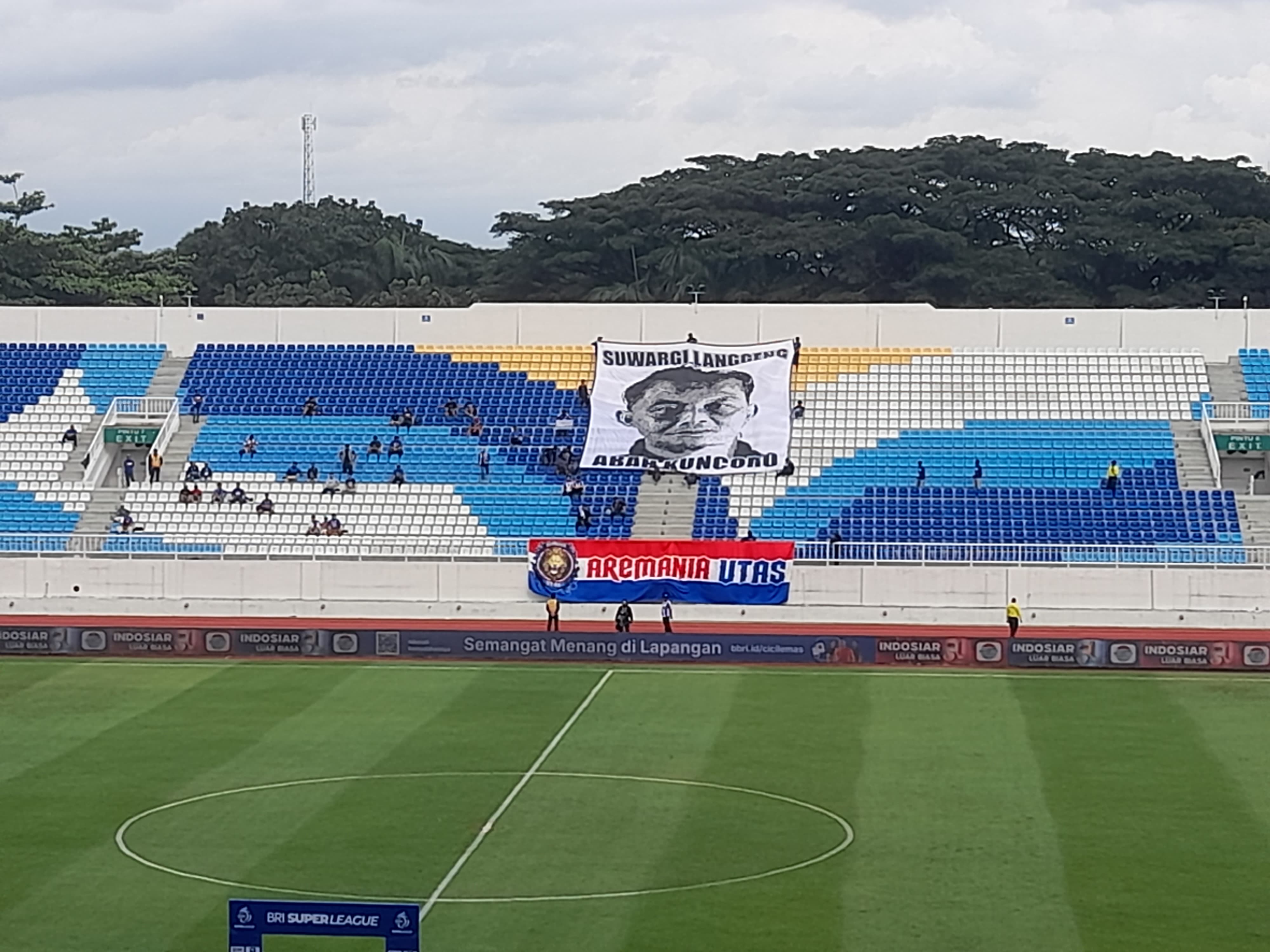 Aremania memberikan penghormatan kepada mendiang Kuncoro sebelum laga Arema FC vs Persijap, Senin (2/2). (Muhammad Affan Fauzan / Radar Malang)