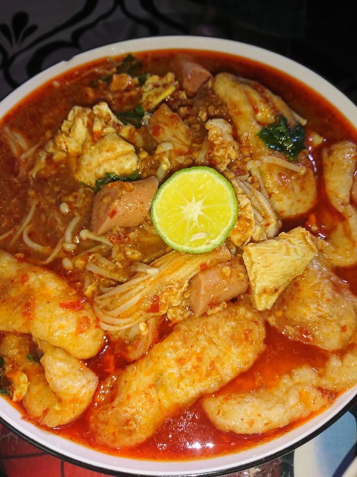 Seblak Geboy Pasundan menjadi salah satu kuliner pedas favorit di Kota Malang dengan cita rasa khas Sunda, harga terjangkau, dan porsi melimpah. (Pinterest @horidatulbahiyahevi)
