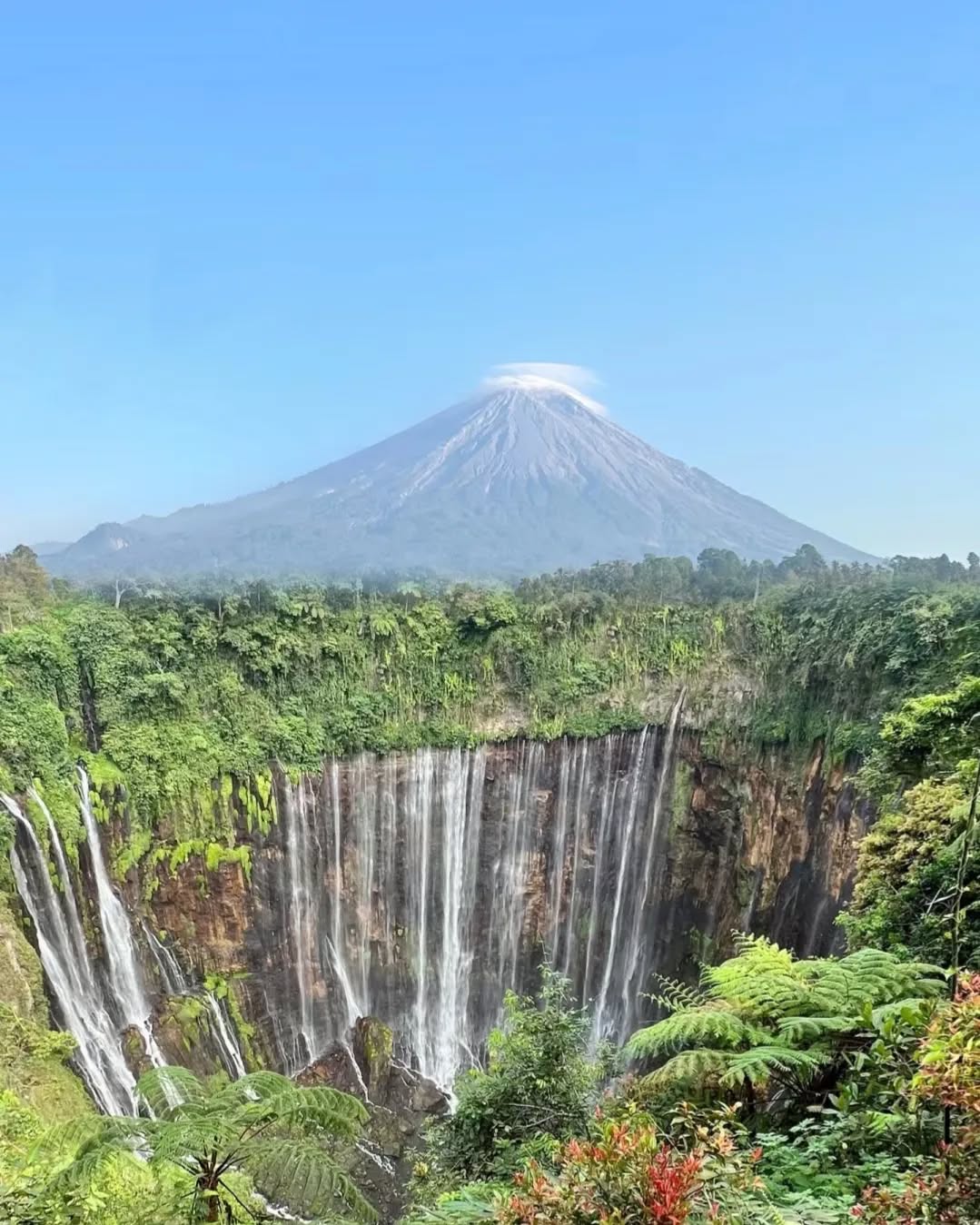 SPEKTAKULER: Pemandangan air terjun Tumpak Sewu yang berada di Lumajang. (Instagram: tumpaksewu)