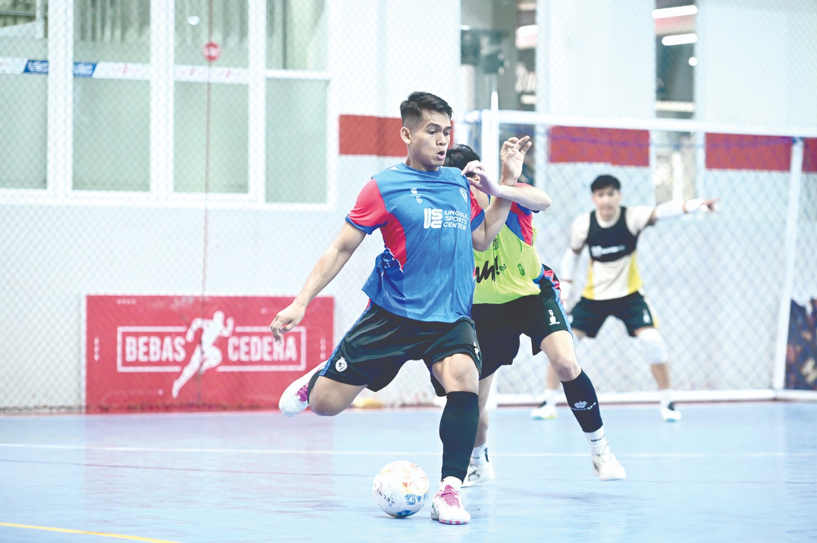 PERFORMA POSITIF: Andres Dwi Persada berusaha lepas dari penjagaan rekannya dalam sesi internal game di Unggul Sports Center.