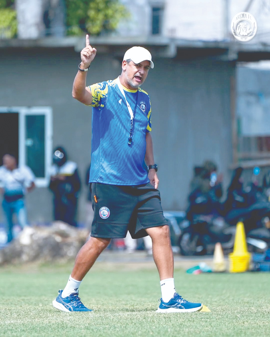 OPSI MELIMPAH: Marcos Santos memberikan instruksi dalam sesi latihan Arema FC Dreams Football Pitch, Pakis, Jumat lalu (29/1)