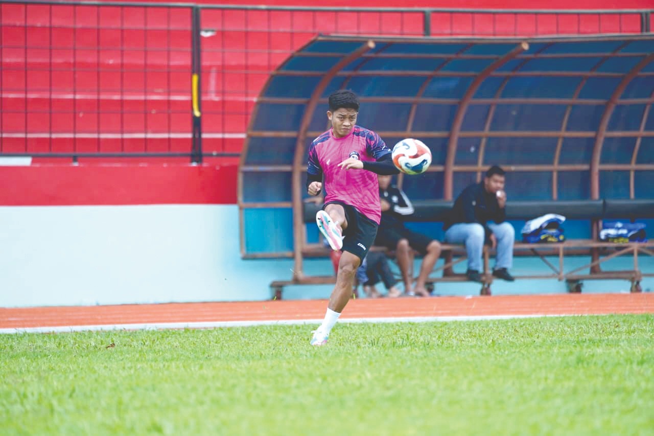 REKRUTAN ANYAR: Rio Fahmi melepaskan umpan dalam sesi latihan Arema FC di Stadion Gajayana, kemarin.