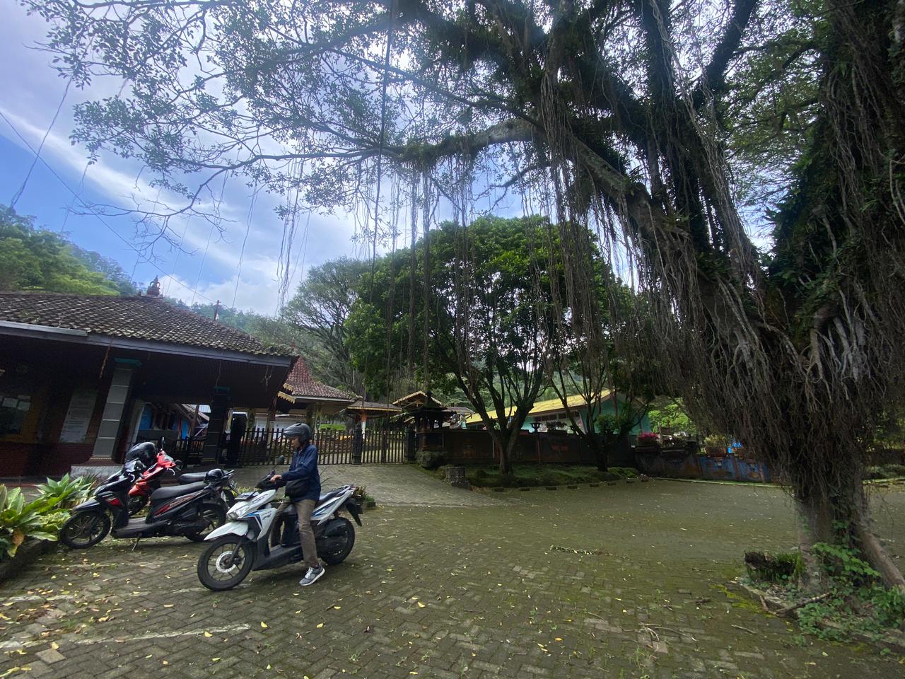 BUTUH INOVASI: Kondisi wisata Tirta Nirwana di Songgoriti, Kelurahan Songgokerto, Kota Batu yang sepi kemarin siang.