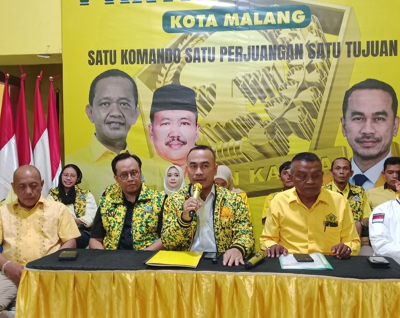 AKHIRI KONFLIK: Djoko Prihatin (tengah) memberikan pernyataan kepada awak media di kantor DPD Golkar Kota Malang, Minggu (1/2) sore.