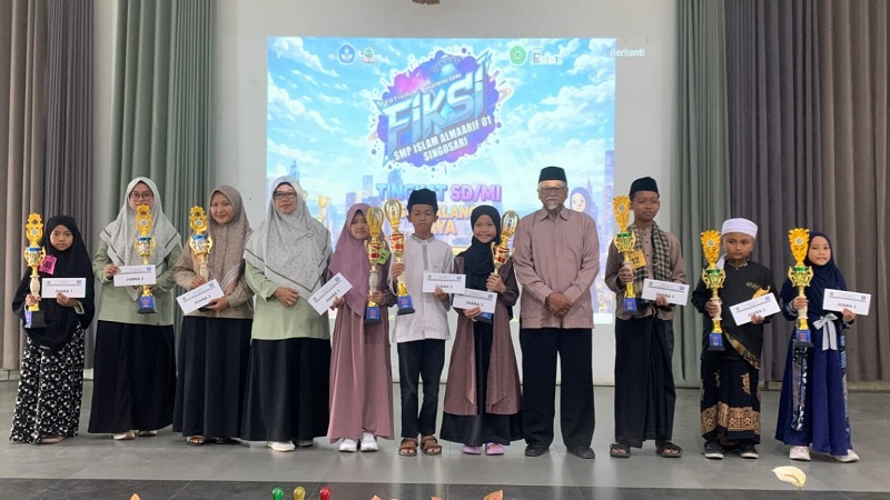 WADAH BERPRESTASI: Para siswa SD/ MI mendapatkan trofi penghargaan dalam ajang FIKSI Gen-4, beberapa waktu lalu.