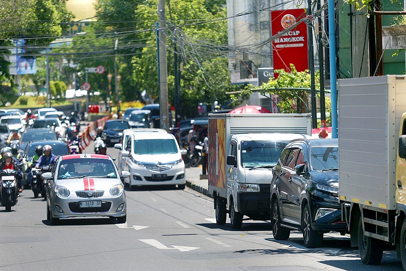 HARUS DITERTIBKAN: Beberapa kendaraan roda empat yang parkir di ruas Jalan Semeru, Kecamatan Klojen berpotensi menghambat arus lalu lintas kemarin (2/2).