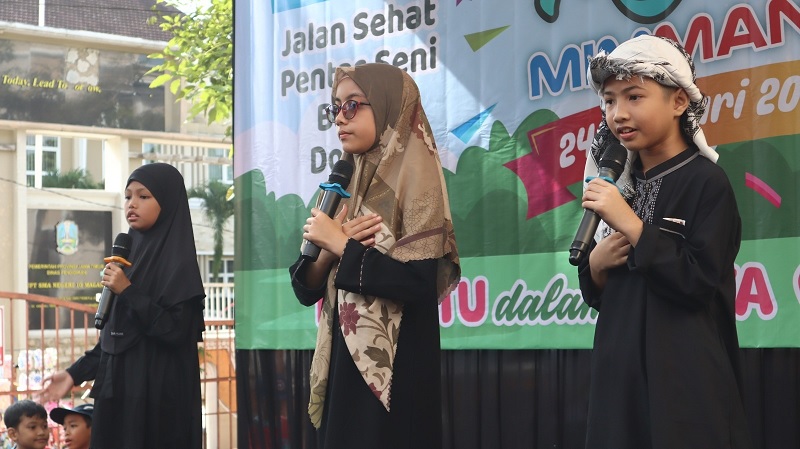 MERIAH: Penampilan pidato tiga bahasa dalam rangka perayaan Milad Ke-9 MI Muhammadiyah Manarul Islam, beberapa waktu lalu.