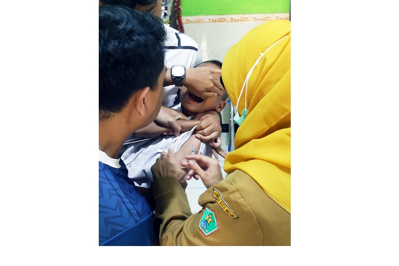 HARI PERTAMA: Siswa-siswi SDN Sukun 1 menjalani imunisasi kemarin (2/2). Pihak sekolah mendatangkan petugas dari Puskesmas Janti.