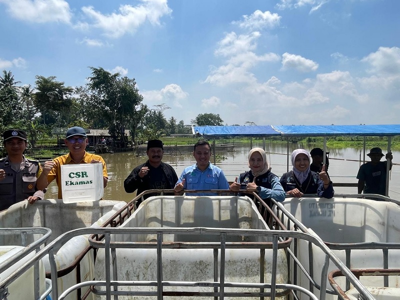 BANYAK MANFAAT: Pelatihan pengolahan sampah organik menjadi pakan ternak dan ikan dilakukan PT Ekamas Fortuna di Desa Kanigoro, Pagelaran, 30 Januari lalu.