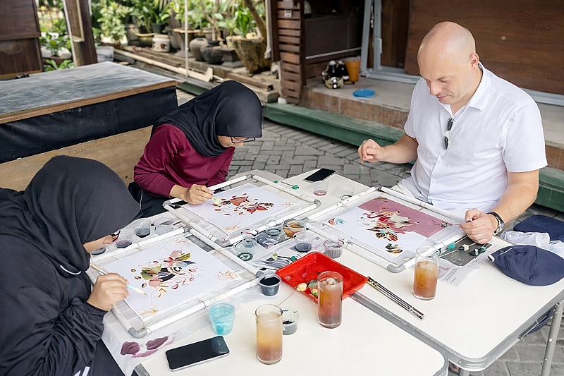BEDA DARI YANG LAIN: Pengunjung Kedaily Coffee mengikuti aktivitas membatik sambil menikmati minuman dan berbincang santai di sela waktu nongkrong.