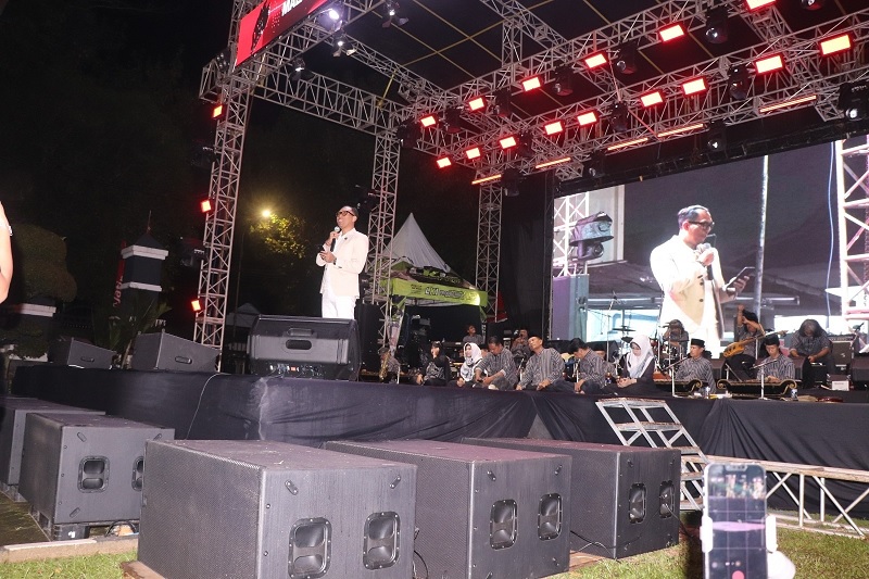 TIRU FILOSOFI MUSIK: Koordinator Panitia Jazz Parlemen Zulham Akhmad Mubarrok memberi sambutan di sela-sela konser Jazz Parlemen, Minggu (1/2).