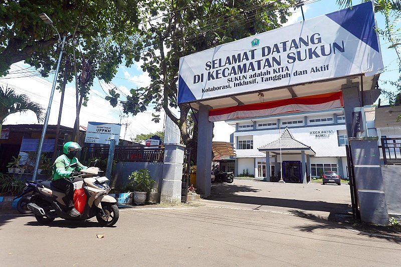 LAYANAN: Seorang pengendara melintas di depan Kantor Kecamatan Sukun, Jalan Keben 1, Kelurahan Bandungrejosari kemarin (2/2). Kantor ini akan melayani pembayaran pajak.