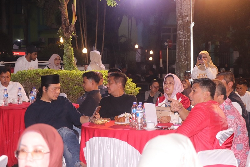 SUPPORT PENUH: Sabrang Mowo Damar Panuluh atau akrab dengan panggilan Noe Letto (kiri) ambil bagian salam konser yang dicetuskan DPRD Kabupaten Malang itu.