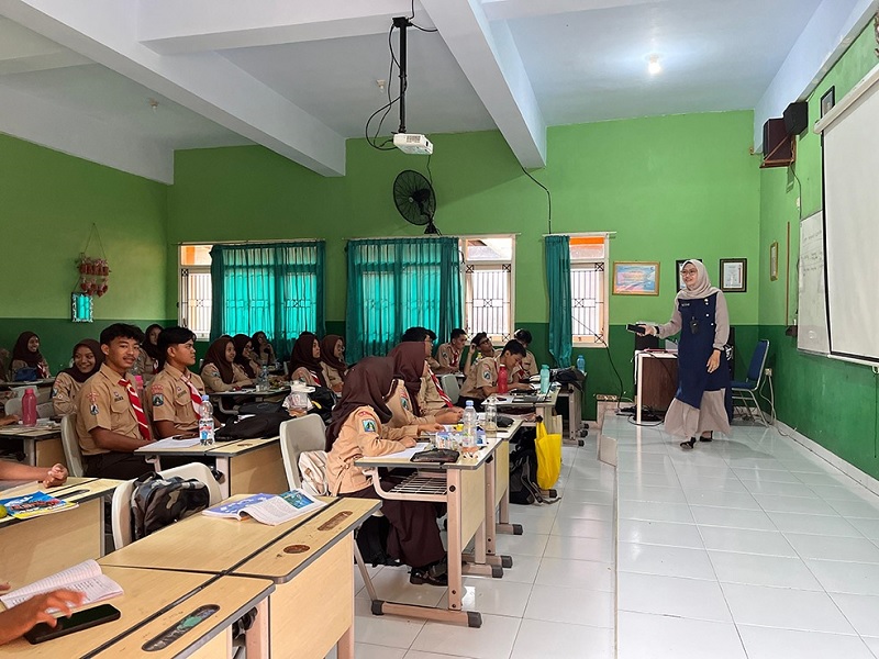 LANCAR: Salah satu guru BK di SMAN 1 Kepanjen melakukan sosialisasi kepada pelajar kelas akhir sebelum proses pengisian PDSS, akhir Januari lalu.