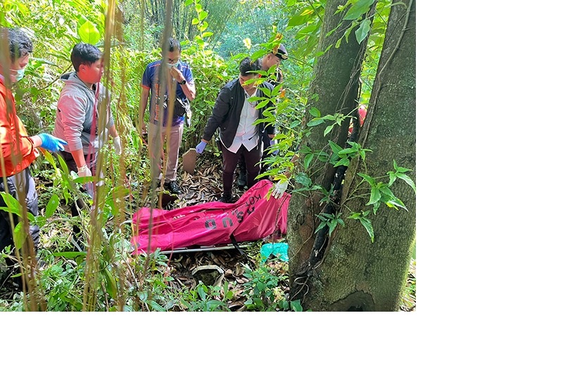 MOTIF MAS IH DIDA LAMI: Polisi mengevakuasi jenazah pria di area pemakaman Bethek kemarin.