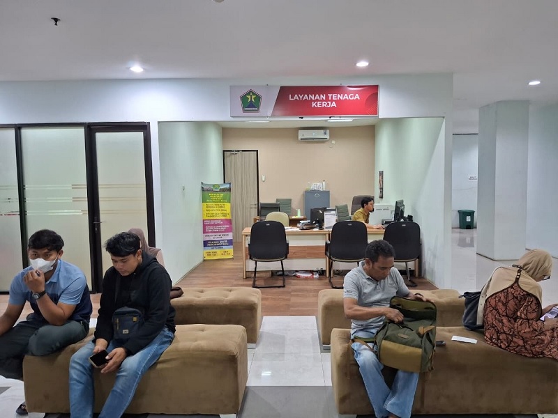 LAYANAN PUBLIK: Sejumlah calon pencari kerja menunggu terbitnya kartu kuning di Mal Pelayanan Publik (MPP) kemarin siang.