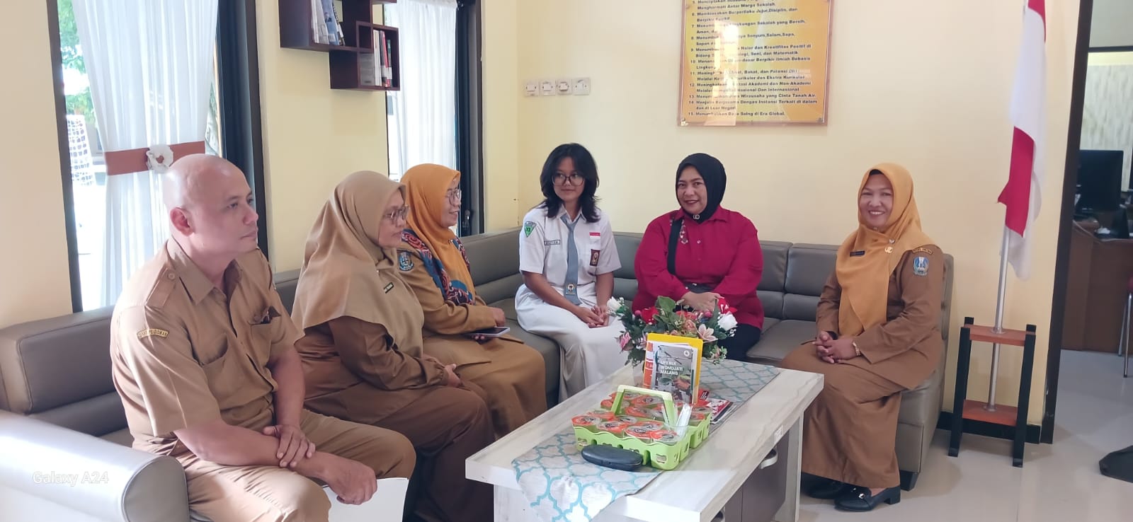 PEDULI: Kepala SMAN 1 Singosari Dra Sri Endang Hidajati MPd (kanan) mendampingi siswa yang akan direkrut kerja dalam program Life Skill SMANESI.