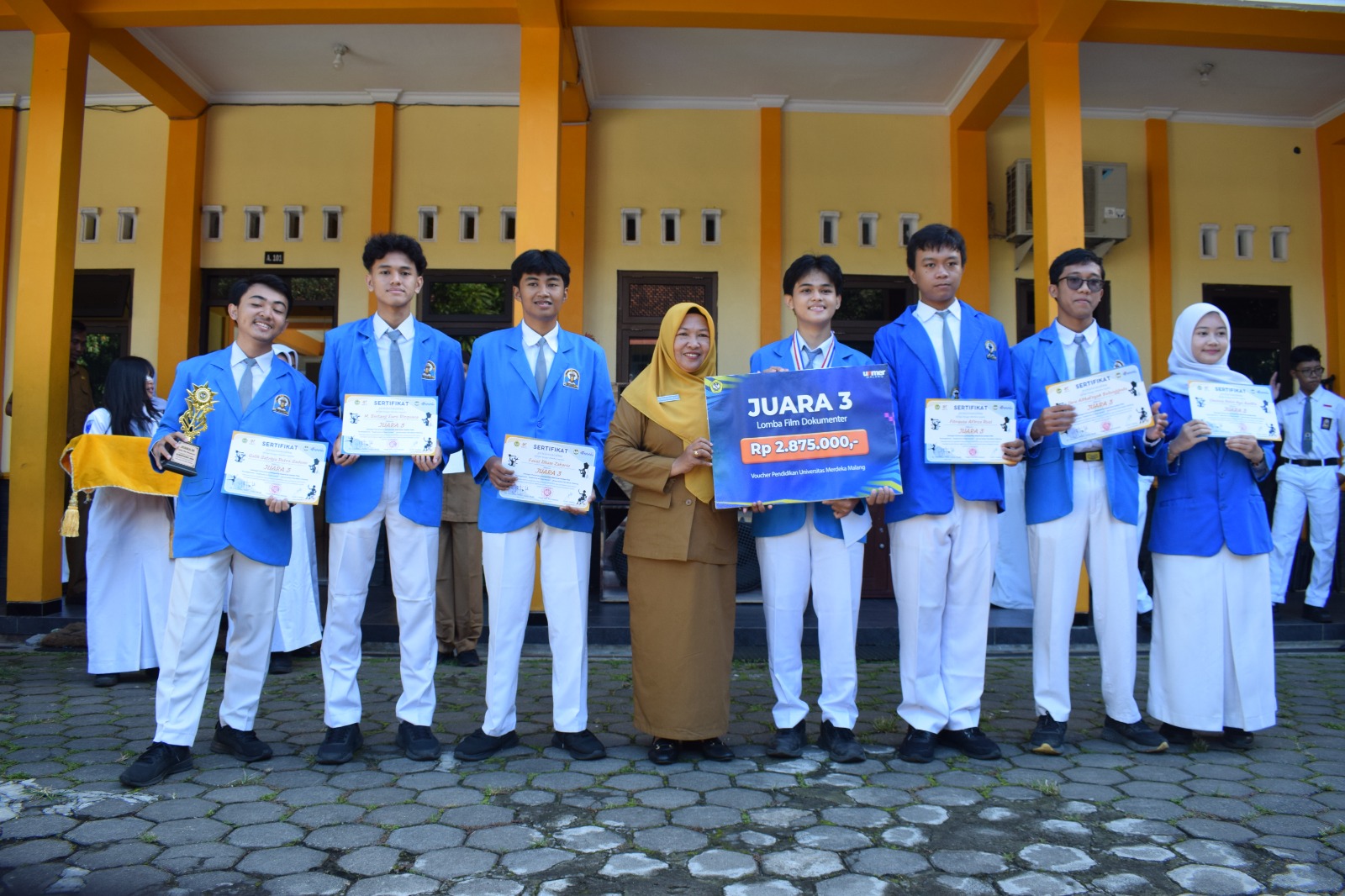 FOKUS PRESTASI: Apresiasi dari Kepala SMAN 1 Singosari Dra Sri Endang Hidajati MPd (tengah) untuk siswa berprestasi.