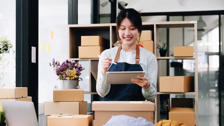 GELIAT EKONOMI: Seorang pelaku UMKM melakukan pengecekan daftar ketersediaan produk (check list) guna memastikan stok dan kualitas barang terjaga selama bulan Ramadan. (Pinterest)