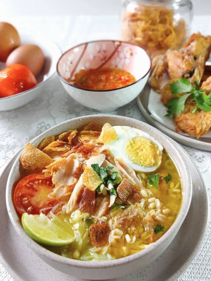 Soto Qona&rsquo;ah, kuliner legendaris di Kota Malang yang ramai diburu mahasiswa saat sarapan pagi. (Pinterest @mikmoci)