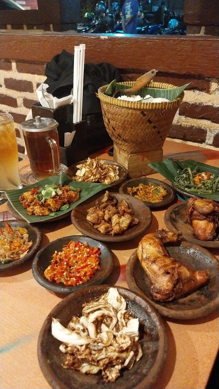 Waroeng Spesial Sambal Malang menjadi salah satu pilihan favorit masyarakat untuk berbuka puasa bersama keluarga. (Pinterest@lucyanadoremi)
