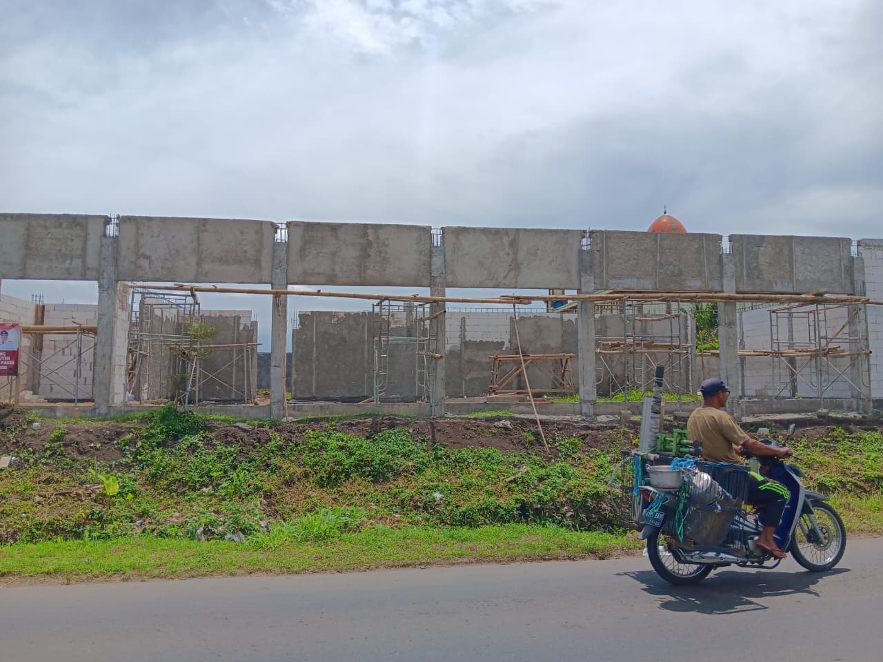BERPROSES: Pembangunan gerai koperasi desa merah putih di Desa Saptorenggo, Kecamatan Pakis masih berproses.