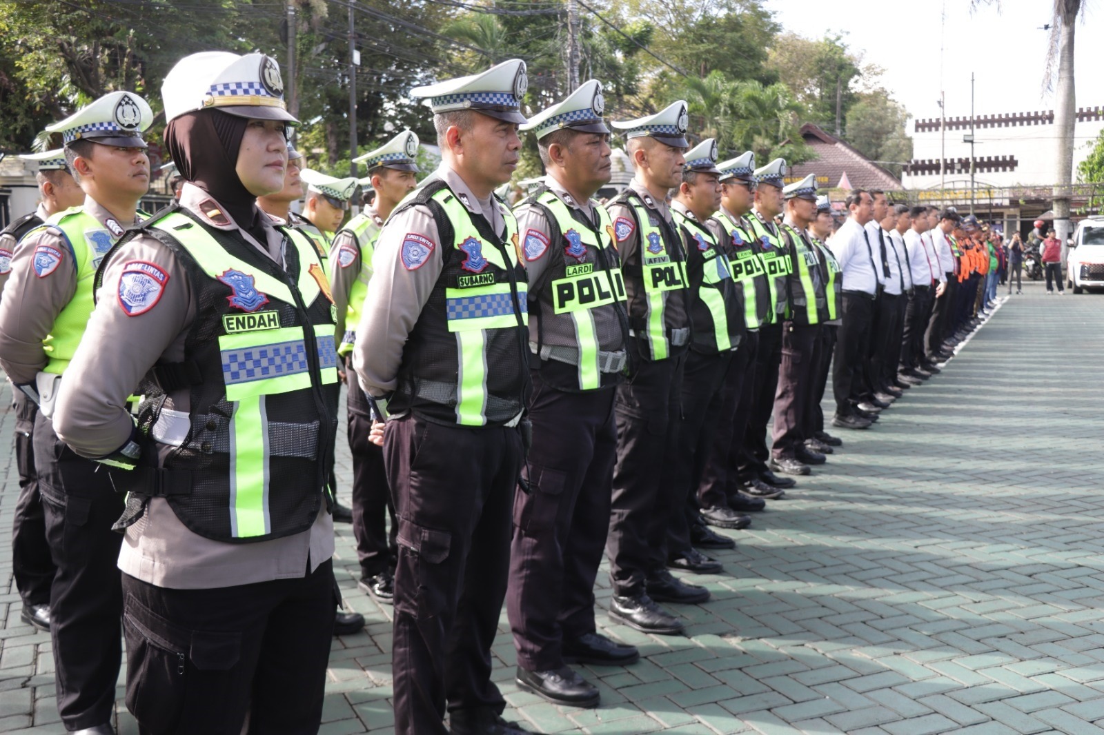 DAHULUKAN TEGURAN: Apel persiapan menggelar Operasi Keselamatan Semeru 2026 digelar di lapangan Mapolres Malang, kemarin pagi.