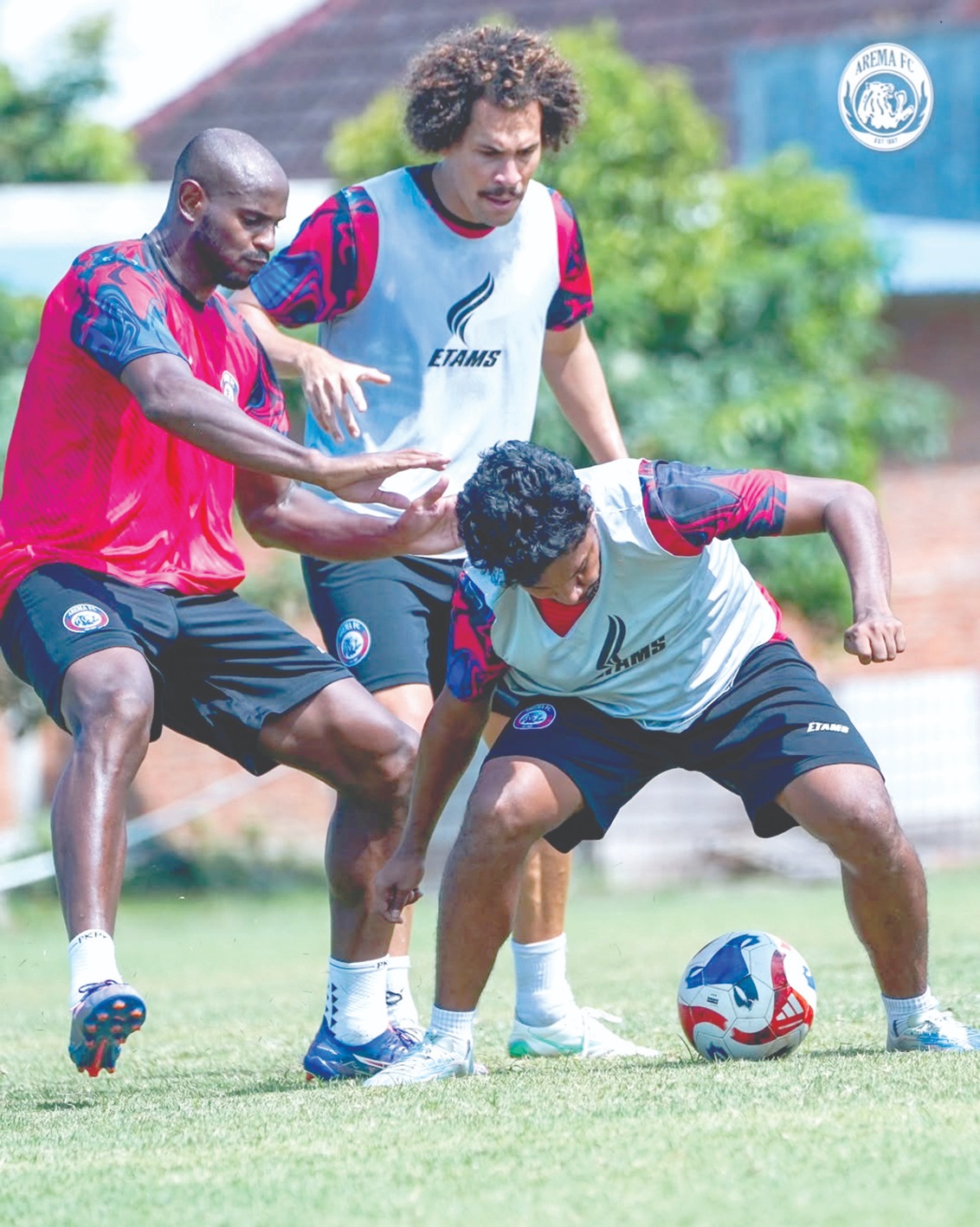 HARUS KERJA KERAS: Full back kanan Arema FC Rifad Marasabessy (kanan) berusaha melindungi bola dari Joel Vinicius dan Pablo Oliveira dalam sesi latihan di Dreams Football Pitch, Pakis, beberapa waktu
