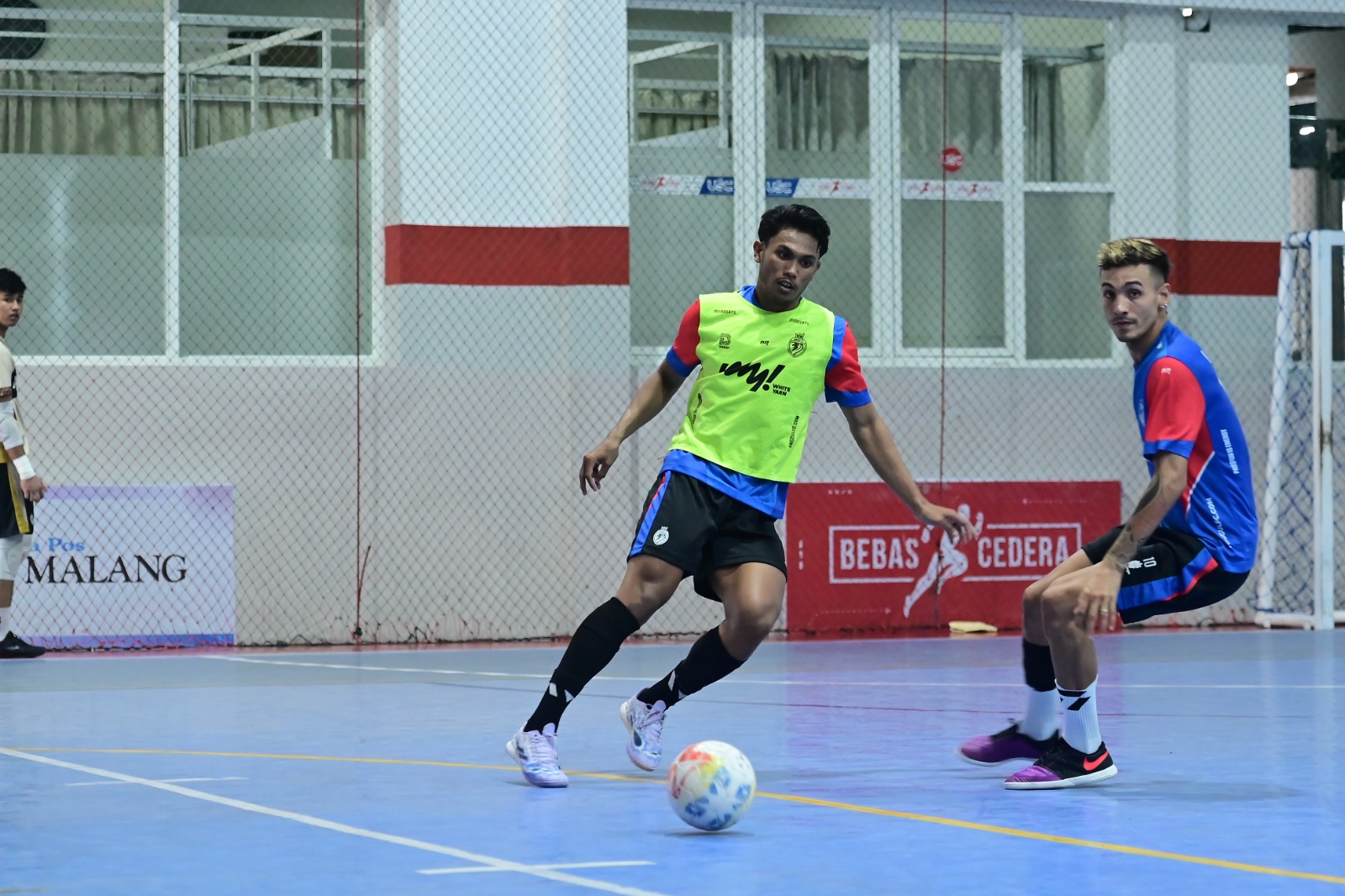 SEMAKIN SIAP: G-vin Blandino Laik (kiri) berusaha mengontrol bola dalam sesi latihan di Unggul Sports Center, beberapa waktu lalu.