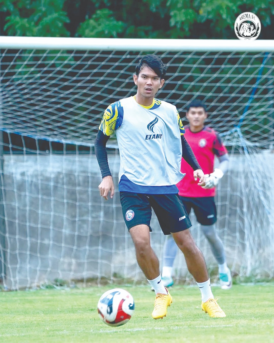 BANYAK BELAJAR: Anwar Rifai menggiring bola dalam sesi latihan Arema FC di Dreams Football Pitch, Pakis, beberapa waktu lalu.