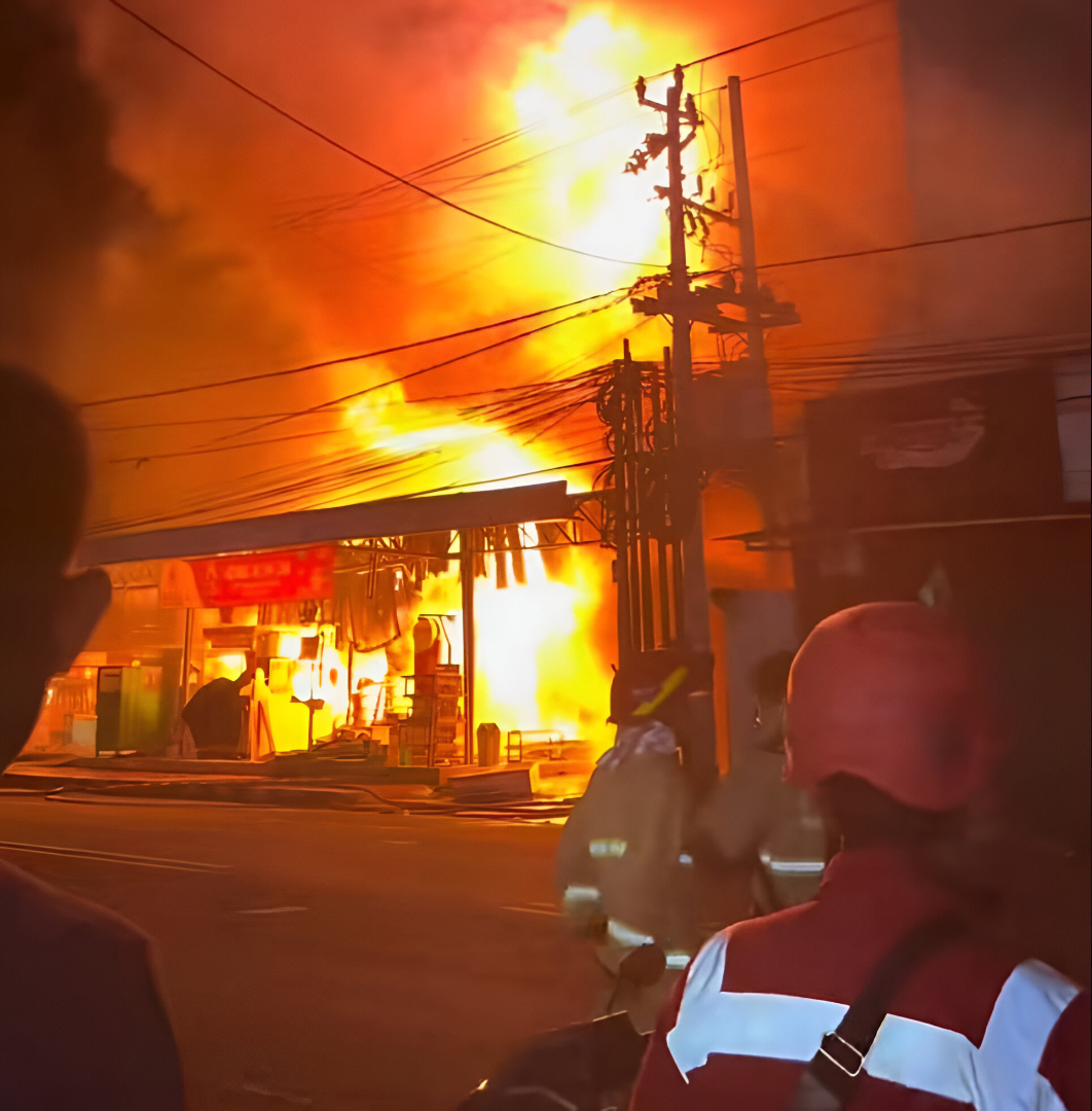 Kebakaran hebat melanda Rita Pasaraya Cilacap pada Senin (2/2) malam. (tiktok/jalanin.saja13)