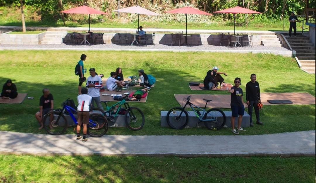 Pinine Bike Park jadi tempat nongkrong sambil olahraga. (Instagram @pininebikepark)