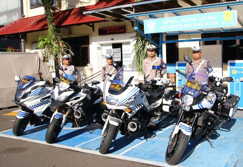SIGAP: Personel Satlantas Polresta Malang Kota berpose di belakang motor patroli yang digunakan untuk Ops Semeru 2026, Senin (2/2).