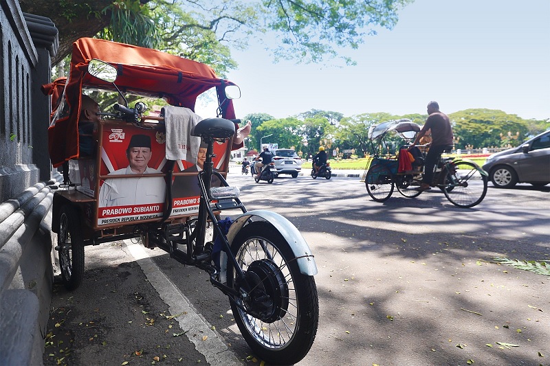 TUNGGU REGULASI: Becak listrik parkir di Jalan Tugu beberapa waktu lalu. Pemkot Malang sedang menggodok perwal yang mengatur rute becak listrik.