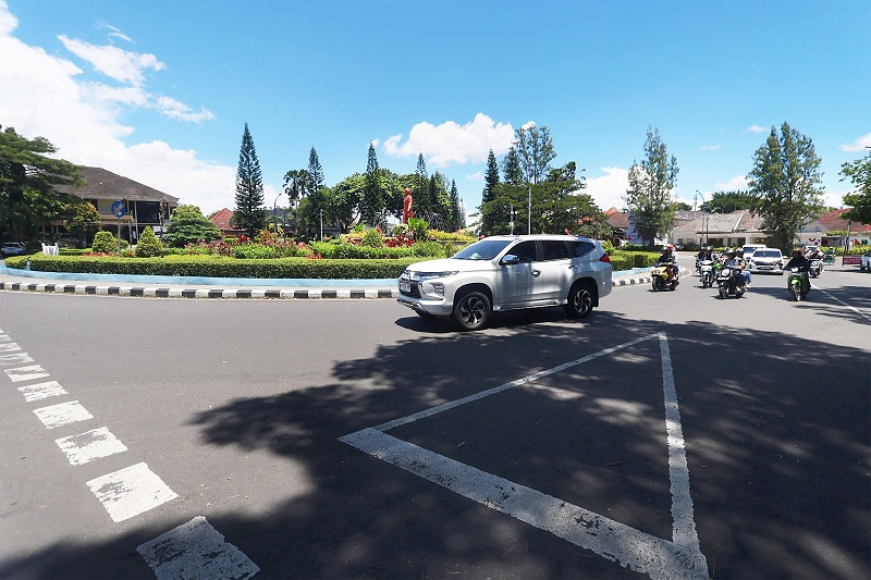 ZONA BARAT: Kendaraan melintasi bundaran Jalan Simpang Balapan kemarin (3/2). Kawasan ini akan menjadi zona parkir untuk jamaah dari Surabaya, Sidoarjo, Gresik, Lamongan, dan Mojokerto.