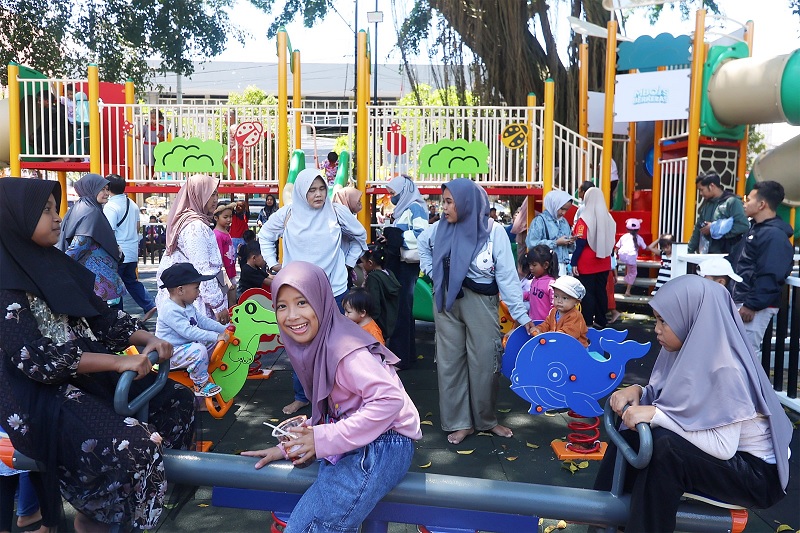 MAKIN DIMINATI: Anak-anak memadati area playground di Alun-Alun Merdeka kemarin (3/2). Jumlah kunjungan melonjak 400 persen dibanding hari biasa.