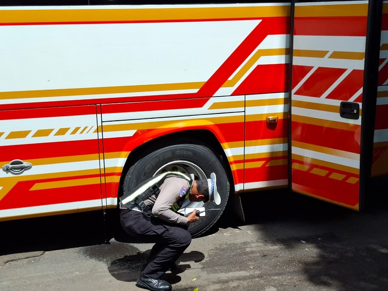 BAKAL DIRUTINKAN: Anggota Satlantas Polres Malang mengecek ban sebuah bus di Terminal Talangagung, Kepanjen, Senin lalu (2/2).