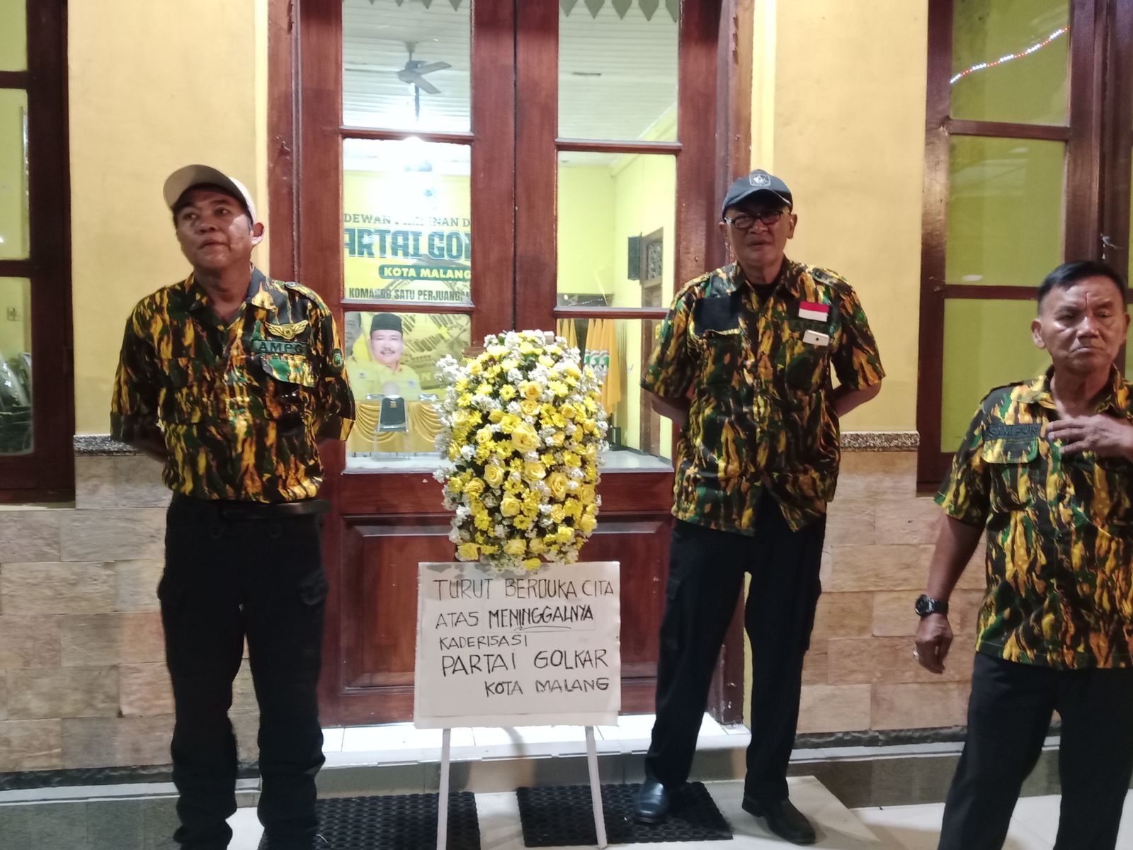 Kader Golkar Kota Malang memasang karangan bunga tanda matinya kaderisasi di kantor DPD pada Rabu (4/2) malam. (Andika Satria/Radar Malang)
